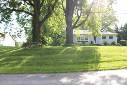 1 ACRE RARE OPPORTUNITY in Aurora - Image 1
