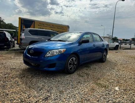 2010 blue Corolla in Lagos - Image 2