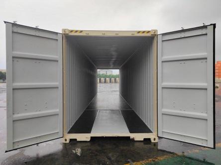20ft 40ft Storage Containers in Newark - Image 1
