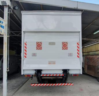 24ft Box with Tailgate LORRY RENTAL in Singapore - Image 2