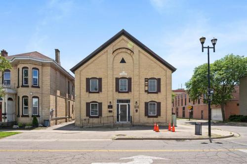 35 Wellington Street - *SPECIAL PROMOTION: One Month Free Rent! in Ottawa - Image 1