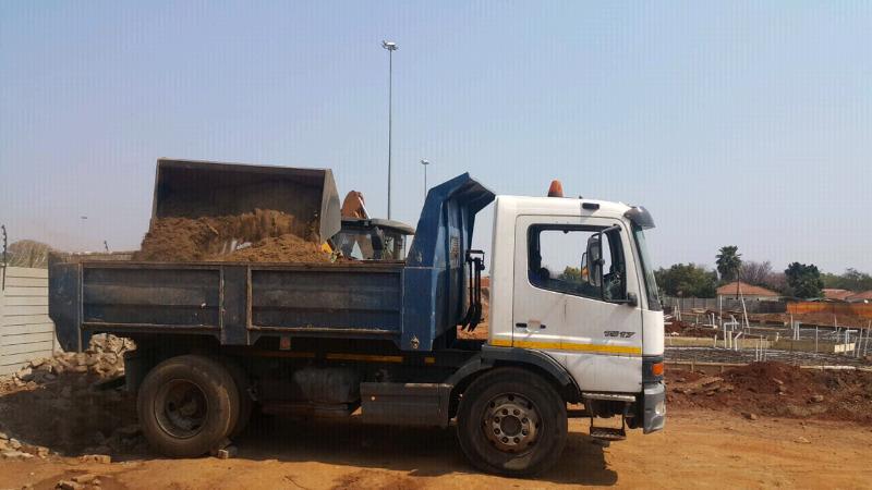 Rubble removal in Soweto - Image 1
