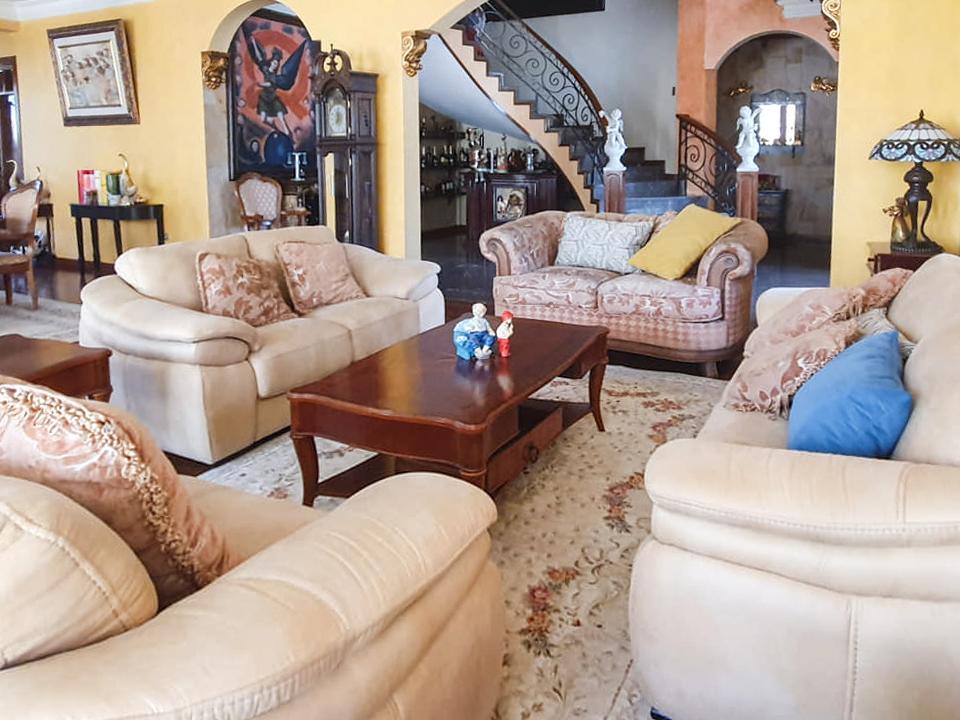 HERMOSA CASA AMOBLADA CON PISCINA EN VENTA en Vinto - Imagen 2