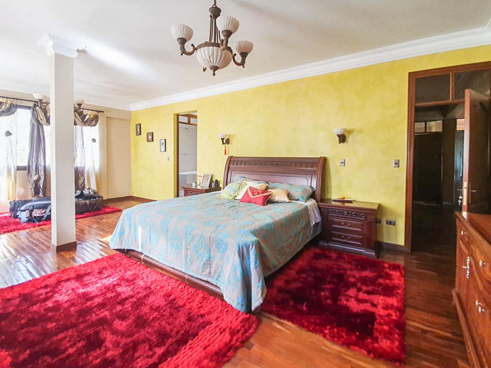HERMOSA CASA AMOBLADA CON PISCINA EN VENTA en Vinto - Imagen 4