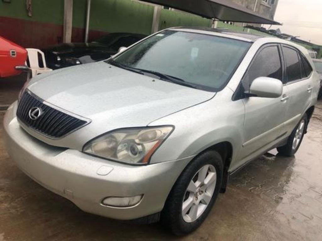 Lexus RX 330 Nigeria Used 2004 Model Silver for Sale in Port Harcourt - Image 2