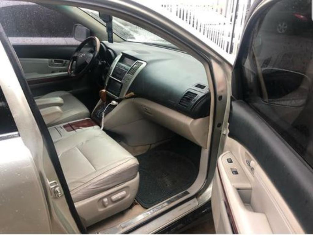 Lexus RX 330 Nigeria Used 2004 Model Silver for Sale in Port Harcourt - Image 4