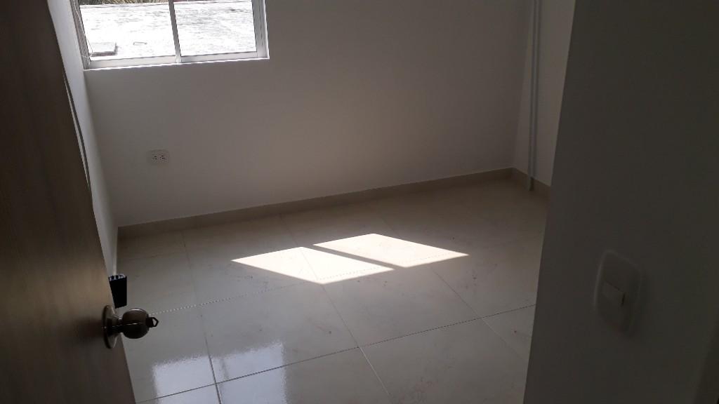 SE ARRIENDA HABITACIÓN CABALLERO PROFESIONAL en Girón - Imagen 2