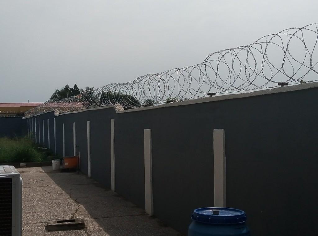 Razor wire fence in Accra - Image 3