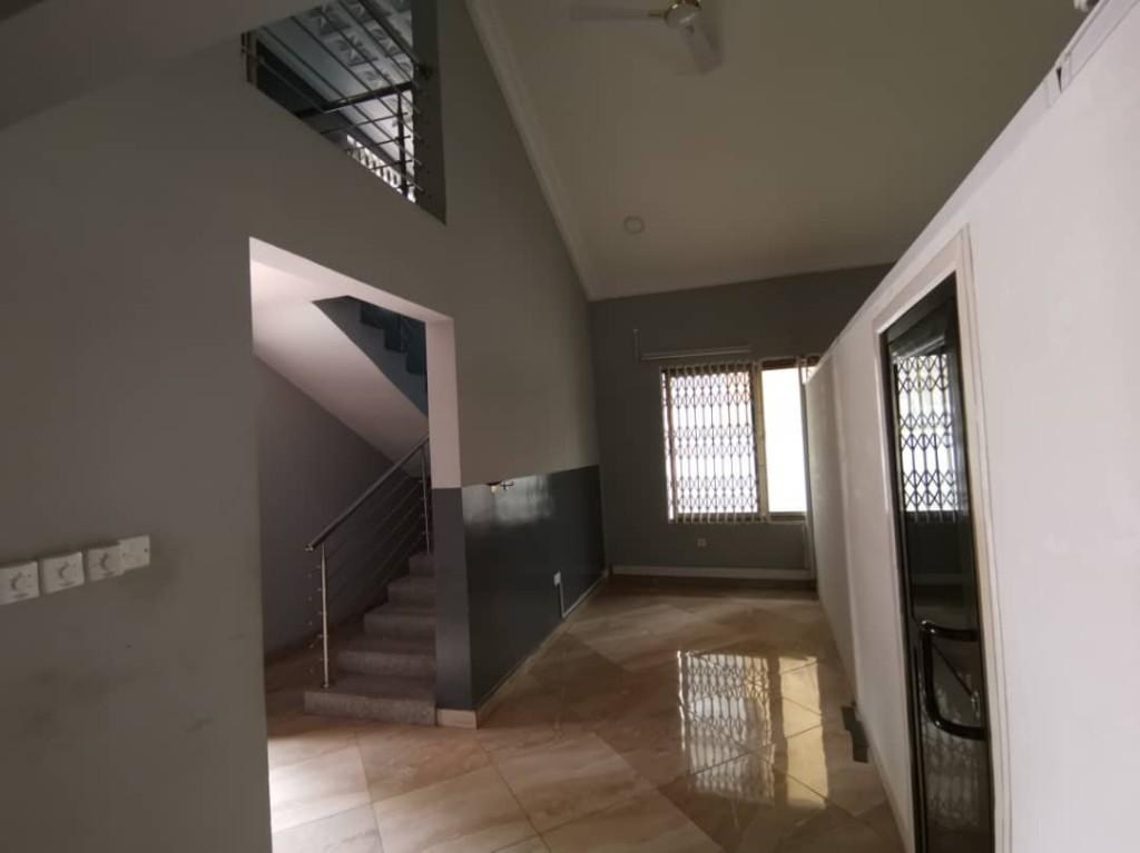 EXECUTIVE 5 BEDROOM OFFICE SPACE FOR RENT AT RIDGE in Accra - Image 2