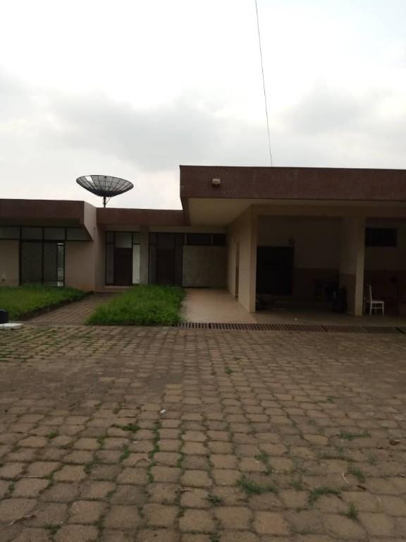VENTE VILLA BASSE 10 PIÈCES COCODY RIVIERA GOLF HKB en Côte d’Ivoire - Photo 1