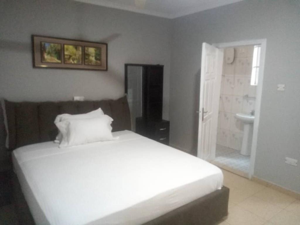 1 BEDROOM FURNISHED APARTMENT FOR RENT AT SPINTEX in Accra - Image 7