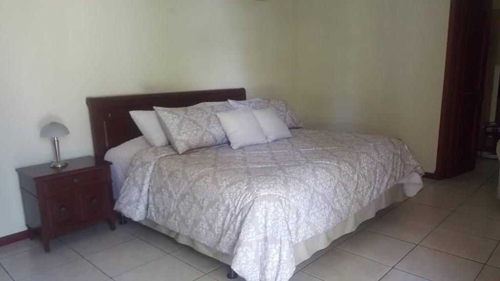 SE ALQUILA APARTAMENTO LA CASTELLANA, PRIVADO, FULL-AMUEBLADO en Monte San Juan - Imagen 5