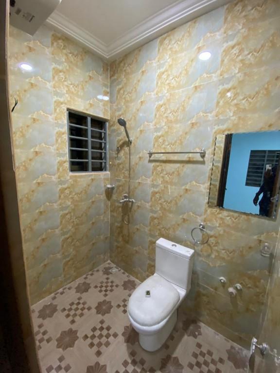 EXECUTIVE 4 BEDROOM HOUSE FOR RENT AT LAKESIDE in Madina - Image 9