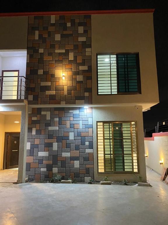 EXECUTIVE 4 BEDROOM HOUSE FOR RENT AT LAKESIDE in Madina - Image 1