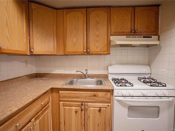 Apartment For Rent in Ramapo - Image 3