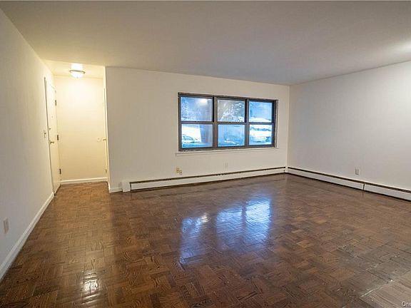 Apartment For Rent in Ramapo - Image 7
