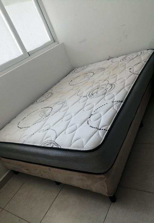 Se vende colchón con book en San Miguelito - Imagen 1