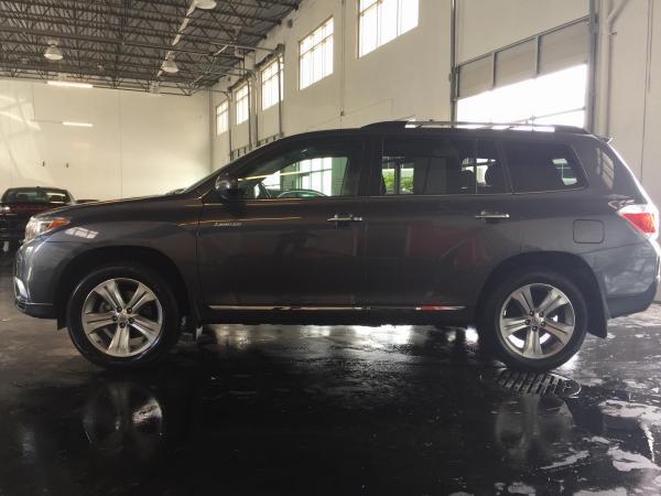 Used Toyota Highlander, Grey in Abbotsford - Image 1