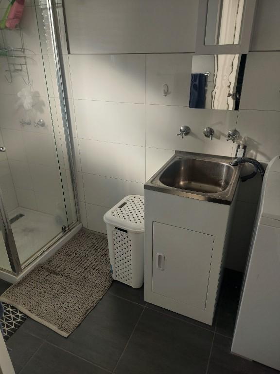 Free accommodation in Hume - Image 3