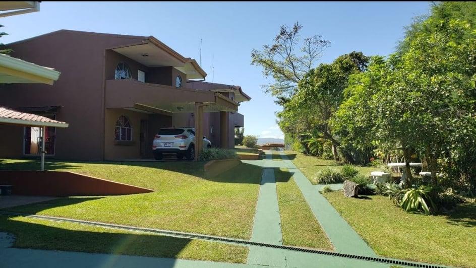 UNA BELLEZA DE PROPIEDAD CON 3 ESPECTACULARES CASAS EN TRES RÍOS en Oreamuno - Imagen 4