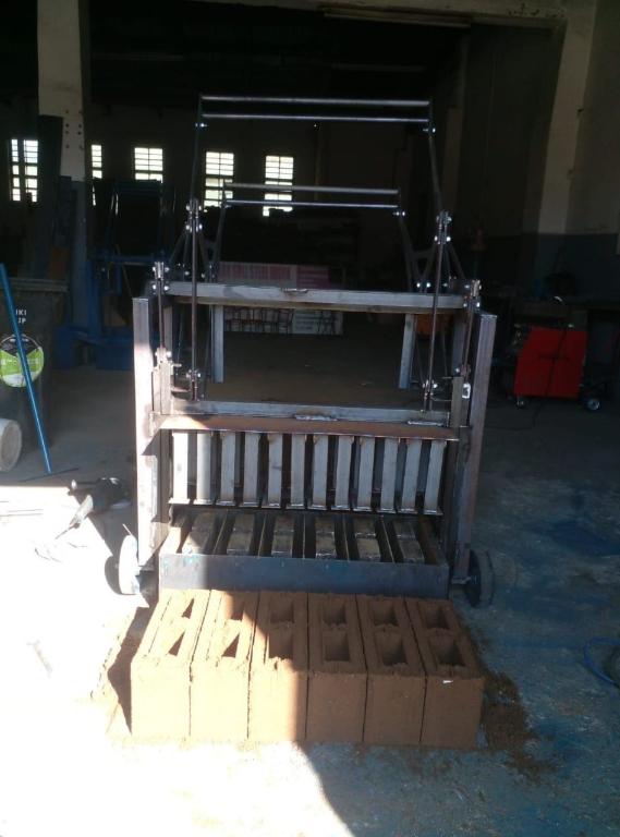 Manual Egglayer Bricks and Blocks machines R24000 each in Randburg - Image 2