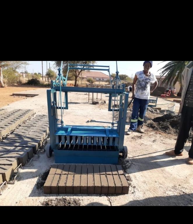 Manual Egglayer Bricks and Blocks machines R24000 each in Randburg - Image 3
