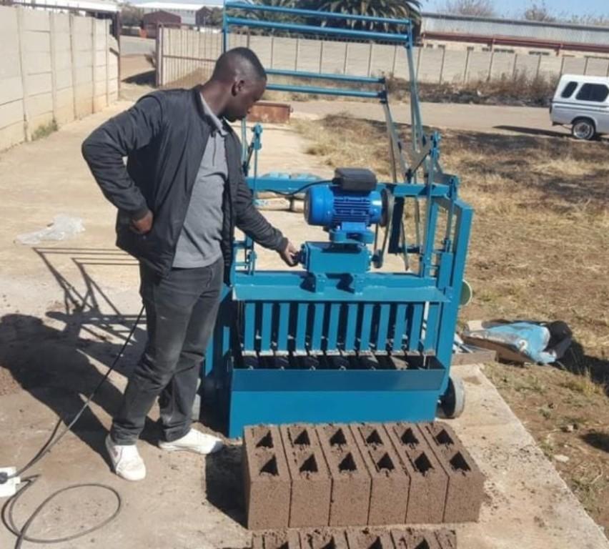 Electrical Brick and Blocks machines R25000 in Randburg - Image 3