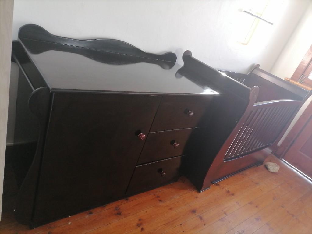 SLEIGH COT WITH MACHING DRAWERS R2000 in Port Elizabeth - Image 1