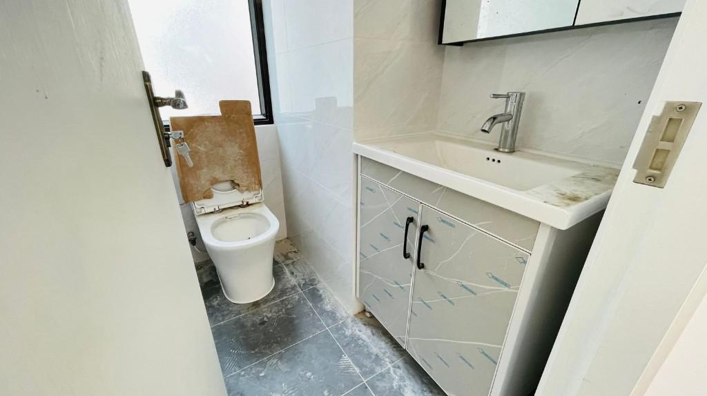 WAREHOUSE WITH TOILETFOR LEASE in Sai Wan Ho - Image 2
