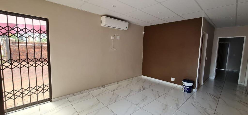 Lovely 3 Bedroom House To Rent In Monument Heights in Kimberley - Image 3