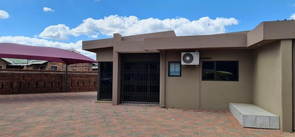 Lovely 3 Bedroom House To Rent In Monument Heights in Kimberley - Image 7