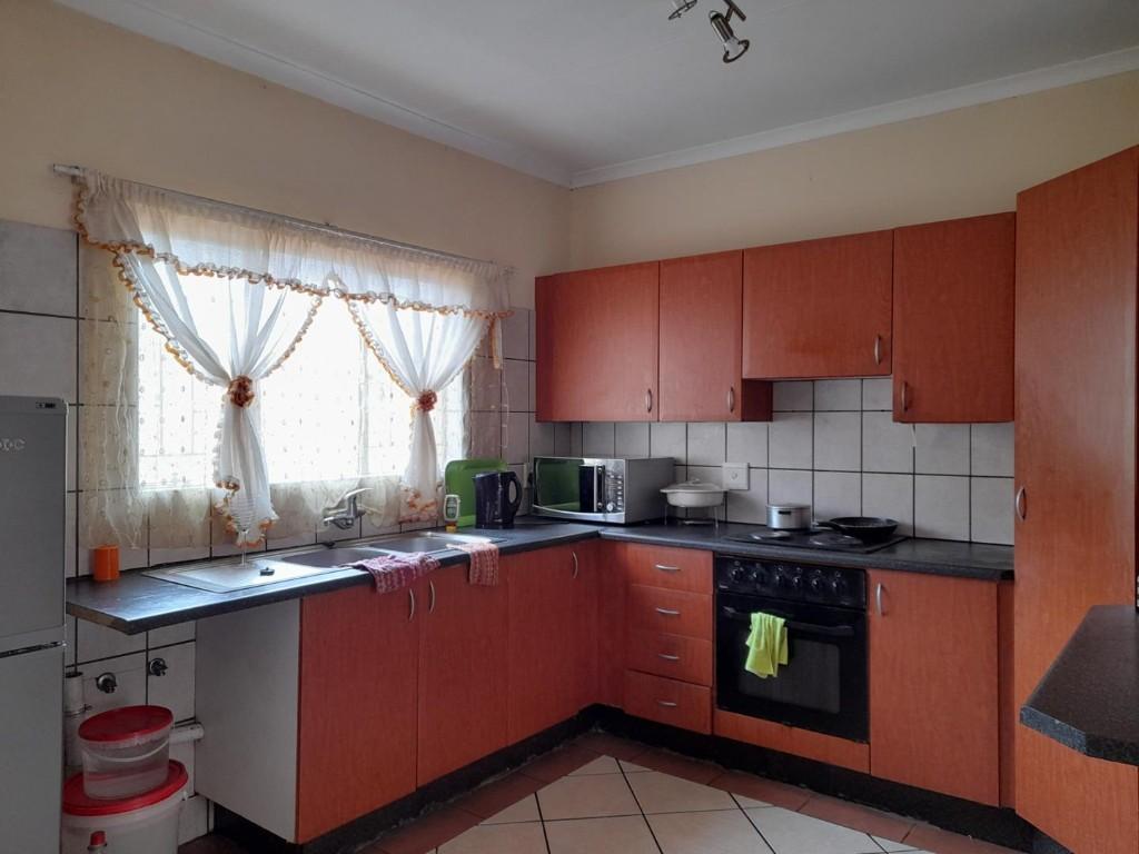 Available Three Bedroom Flat To Rent In Lower Bo Dorp in Rustenburg - Image 5