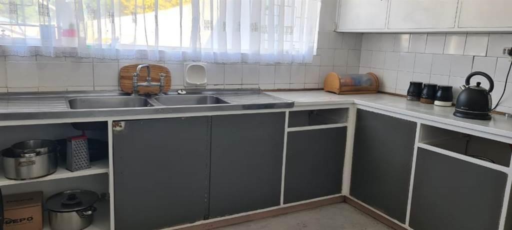 Well Maintained 3 Bedroom House To Rent In Westering in Port Elizabeth - Image 2