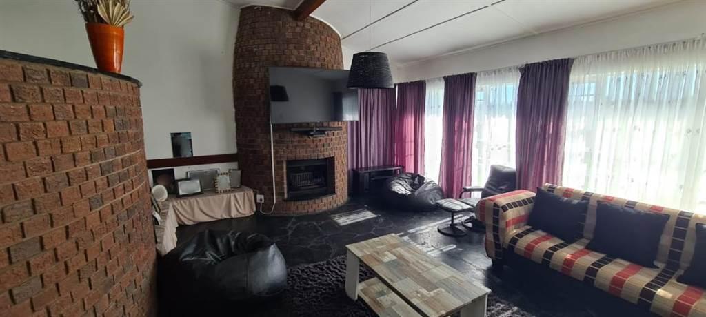 Well Maintained 3 Bedroom House To Rent In Westering in Port Elizabeth - Image 7