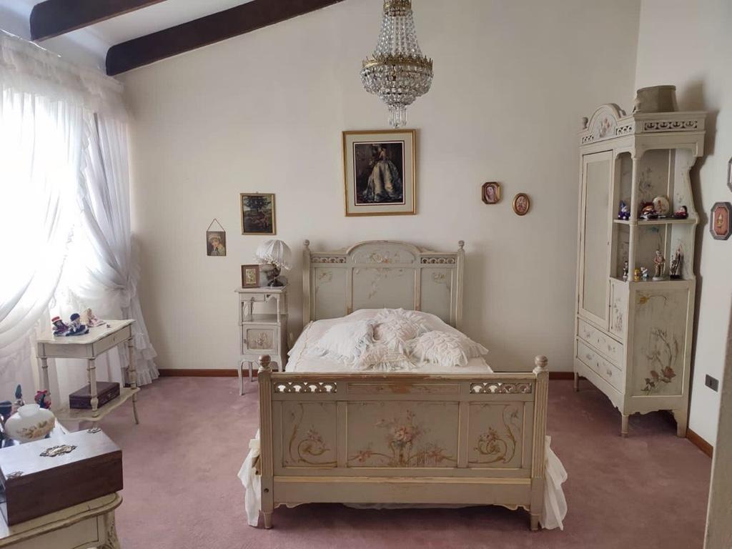 EN VENTA HERMOSA CASA ZONA SEMAPA en Vinto - Imagen 2