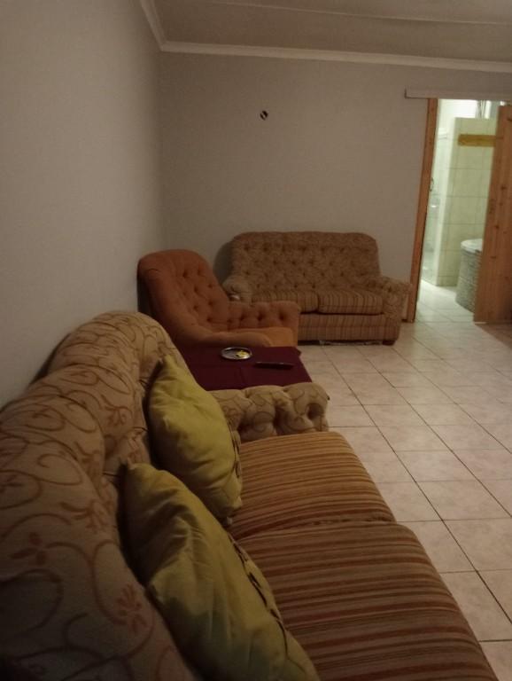 Spacious,Clean house in Bloemfontein - Image 13
