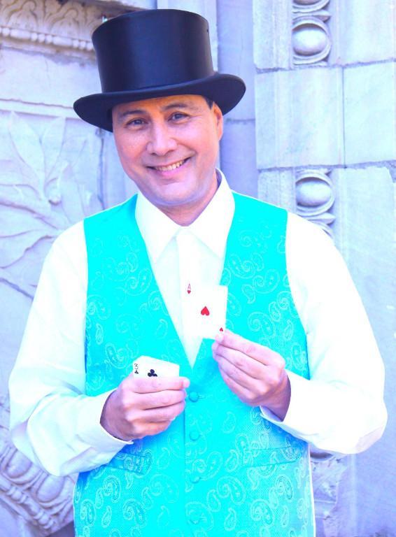MAGICIAN FOR WEDDING - STROLLING CLOSE UP MAGIC FOR EVENTS! in Markham - Image 1