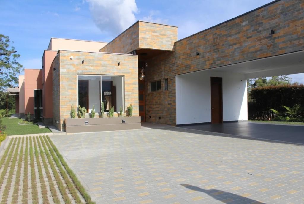 Modern, New, Luxurious One Level Home In Llanogrande en Marinilla - Imagen 1