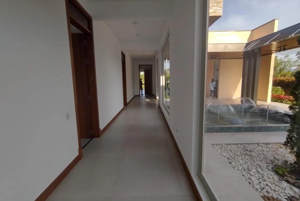 Modern, New, Luxurious One Level Home In Llanogrande en Marinilla - Imagen 14