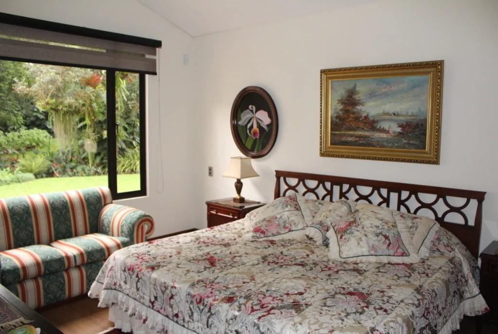 Spacious One Level Home With Lake in Heart Of Llanogrande en Marinilla - Imagen 4