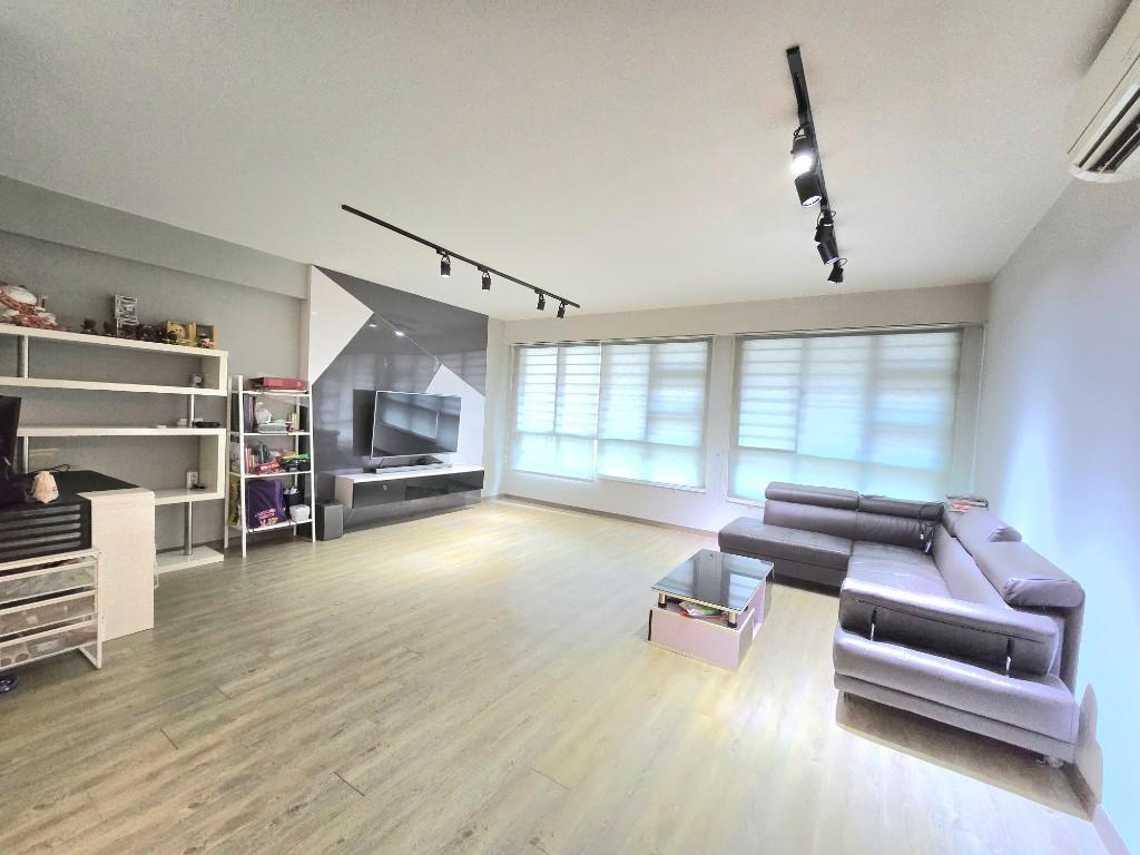 HOUSE FOR RENT - BIG AND SPACIOUS - HOUGANG in Bukit Merah - Image 1