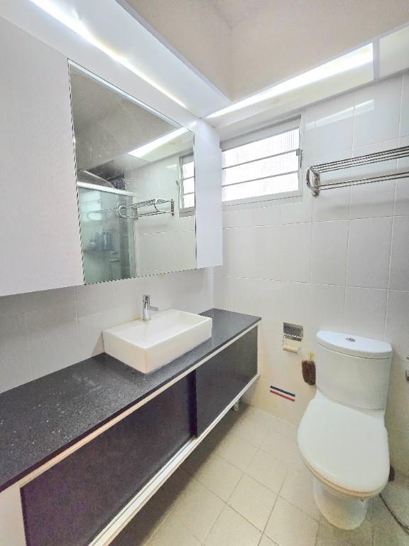 HOUSE FOR RENT - BIG AND SPACIOUS - HOUGANG in Bukit Merah - Image 8