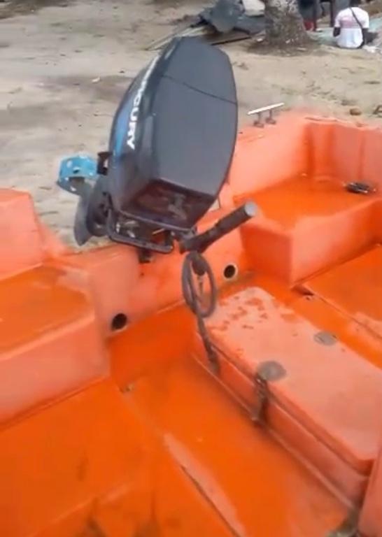 Bateau en polyester importé en Côte d’Ivoire - Photo 3