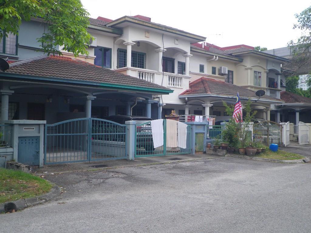 Selangor Taman Puchong Prima 2-sty Intermediate House For Rent in Puchong New Village - Image 1