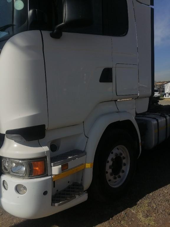 Scania R500 white horse in Kempton Park - Image 2