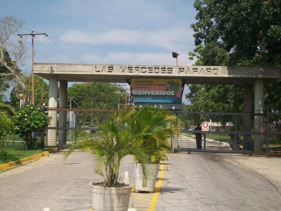 APARTAMENTO DE PLAYA, CONDOMINIO LAS MERCEDES,PAPARO. en Venezuela - Imagen 3