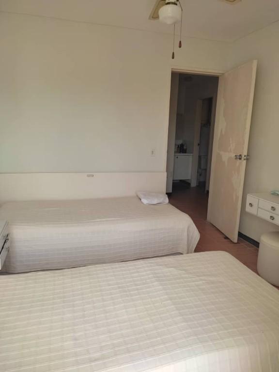 APARTAMENTO DE PLAYA, CONDOMINIO LAS MERCEDES,PAPARO. en Venezuela - Imagen 8