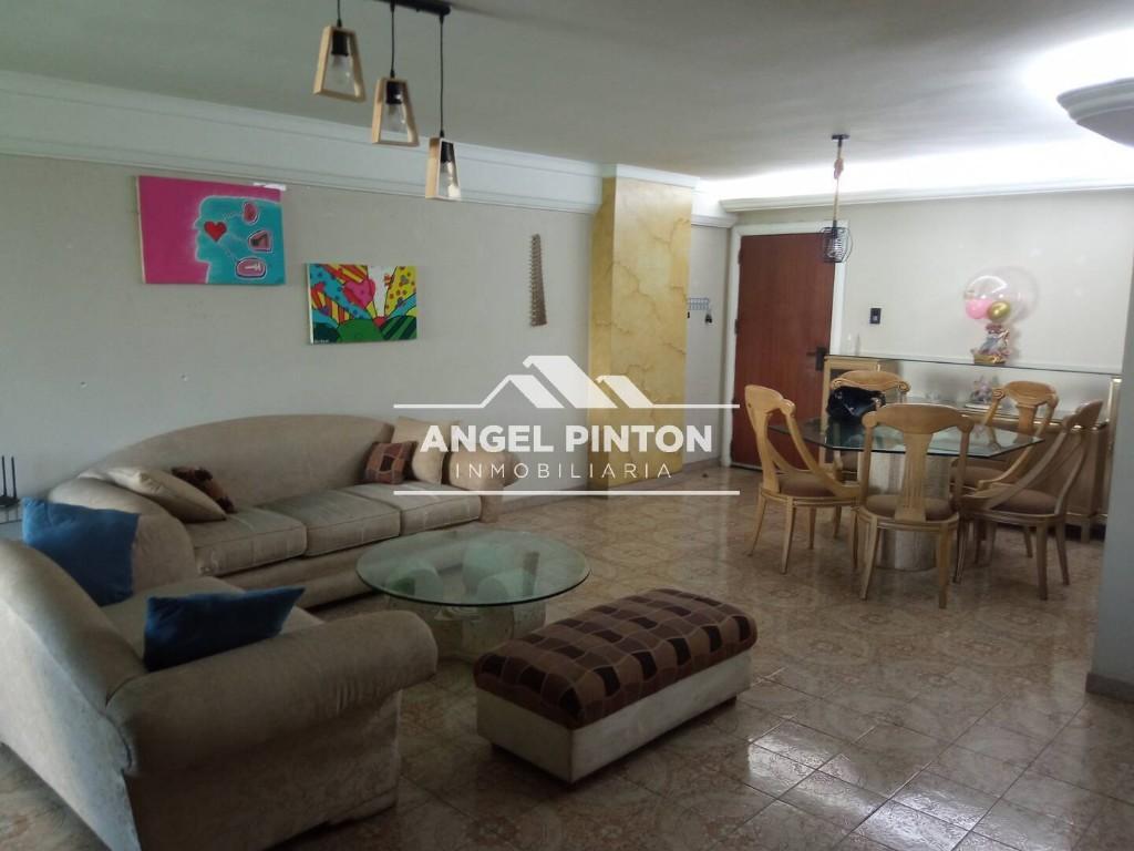 APARTAMENTO EN VENTA AV SANTA RITA MARACAIBO API 6145 en Santa Rita - Imagen 2