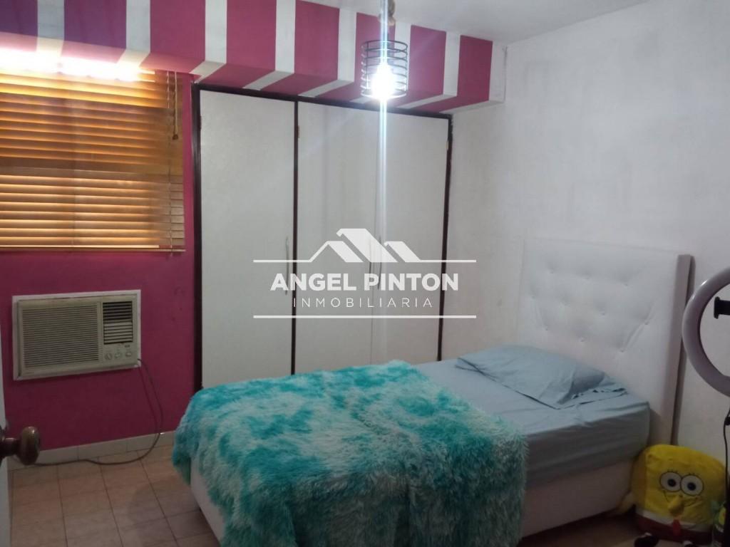 APARTAMENTO EN VENTA AV SANTA RITA MARACAIBO API 6145 en Santa Rita - Imagen 4