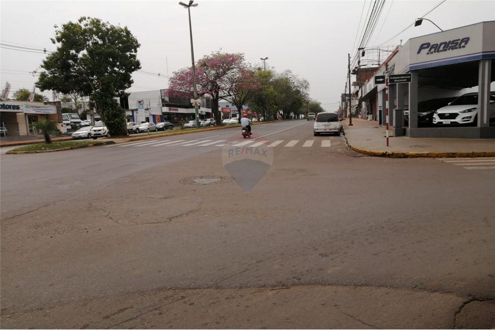 Vendo edificio en esquina sobre avenida Caballero 600 m2 de sup en Encarnación - Imagen 4